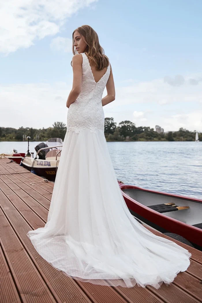 Vestidos de novia de tul con encaje y corpiño de sirena y cola de corte
